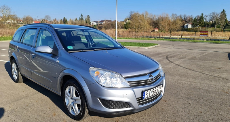 Opel Astra cena 19900 przebieg: 196500, rok produkcji 2009 z Tarnobrzeg małe 529